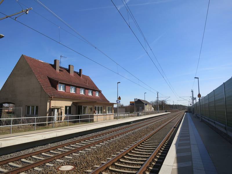 Bahnhof Grüneberg, Bahnsteige. Links das denkmalgeschützte Empfangsgebäude, ca. 1940 gebaut