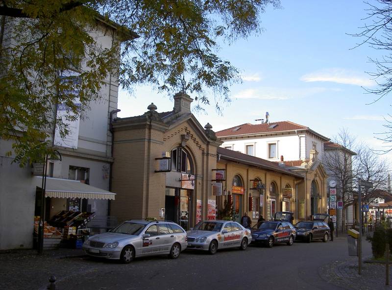 Empfangsgebäude des Personenbahnhofs Stuttgart-Untertürkheim