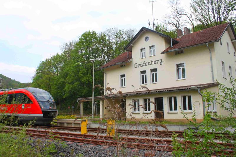 Triebwagen der Baureihe 642 im Bahnhof Gräfenberg.