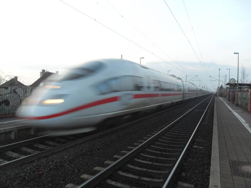 ICE Siemens Velaro auf der Riedbahn im Bürstädter Bahnhof