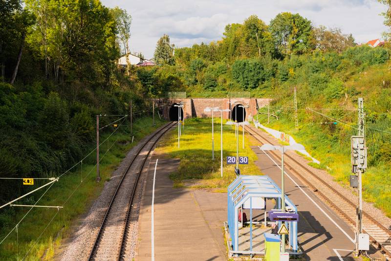 Der Bahnhof Merchweiler und dahinter die Eingänge zum Merchweiler Tunnel.