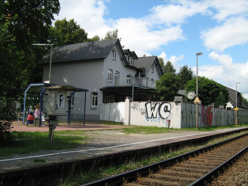 ehemaliger Bahnhof und jetziger Bahnsteig Halen (Lotte)