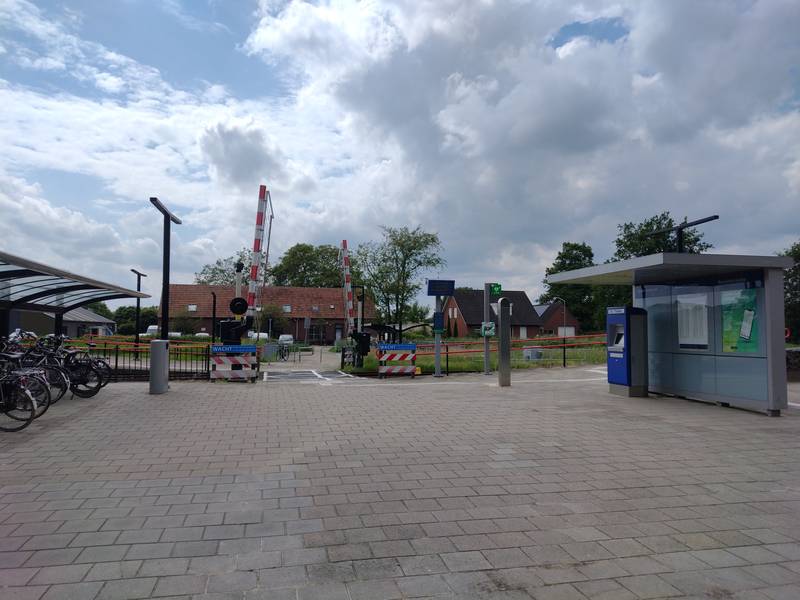 Station facilities and platform entrance of Vierlingsbeek train station.