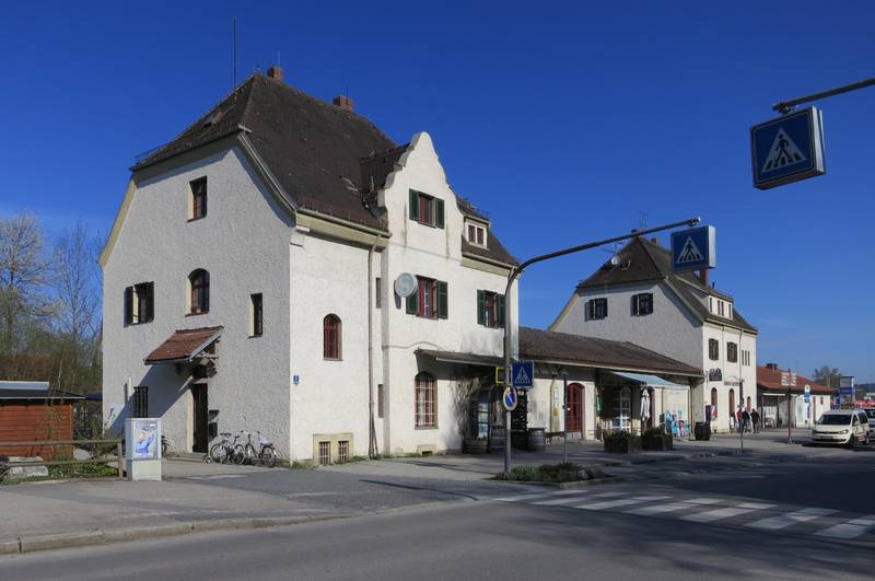 1903 errichtetes Empfangsgebäude des Bahnhofs Herrsching von der Straßenseite 