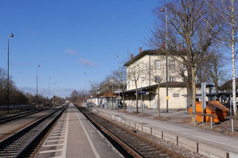 Dorfen Bahnhof Bahnsteige 2018.jpg