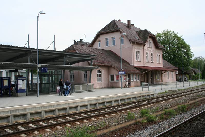 Bahnhof in <a href="//commons.wikimedia.org/wiki/Meckenbeuren" title="Meckenbeuren">Meckenbeuren</a>