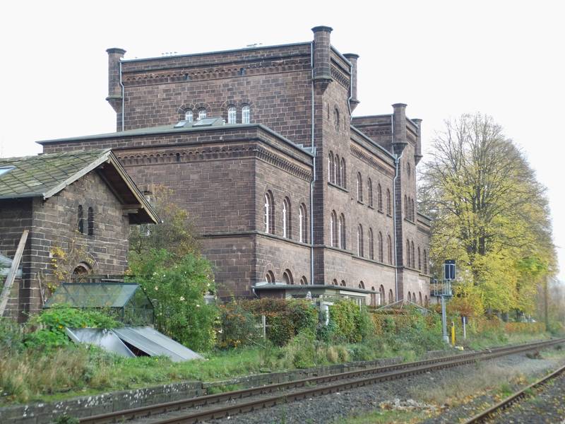Alter Bahnhof Höxter, jetzt Wohnhaus, Ansicht Weserseite