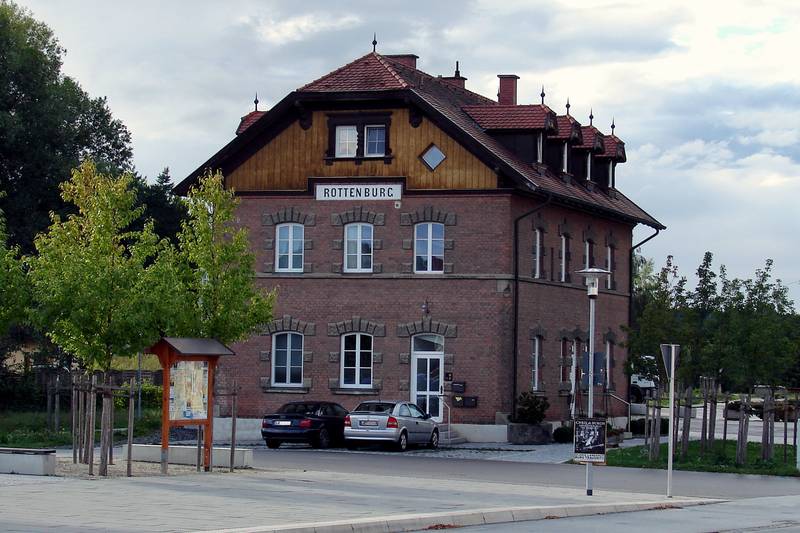 Bahnhofsgebäude: Klinkerbau mit Krüppelwalmdach und stehenden Dachgauben, 1901.