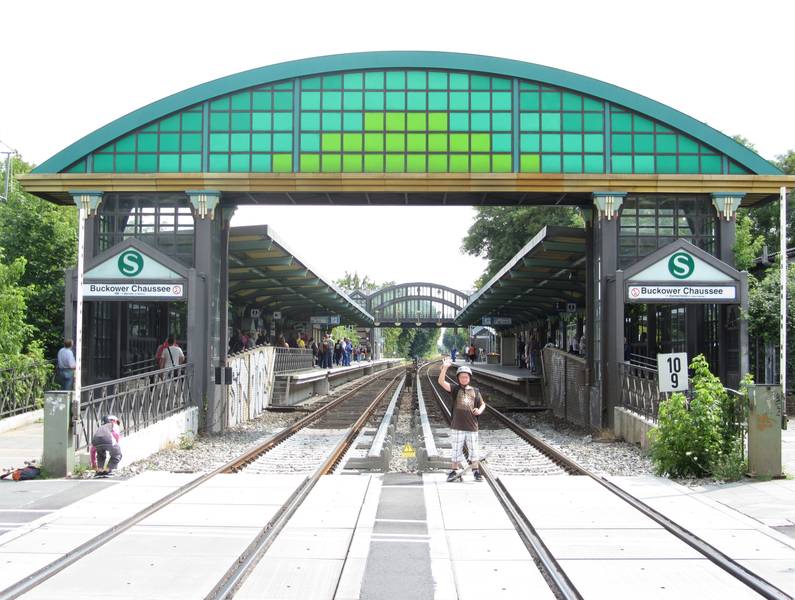 S-Bahn Buckower-Chaussee vom-Bahnuebergang-aus-gesehen LWS0425.jpg