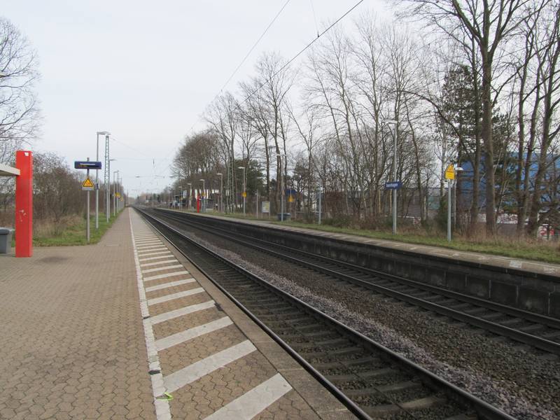 die Bahnsteige im Bahnhof Isernhagen, Blick in Richtung Celle