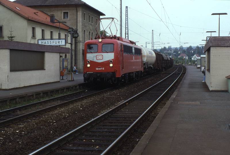 140.871 passes through Haßfurt on a freight on 26 September 1991.