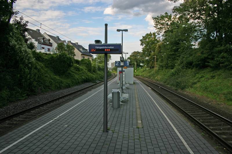 Bahnsteige im Hp Koblenz-Moselweiß, Blickrichtung Koblenz Hbf.