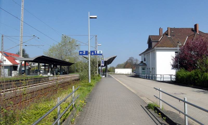 S-Bahn Hannover, Station Bennigsen. Rechts das Bahnhofsgebäude.