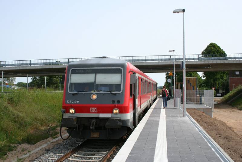 Triebwagen der Baureihe 628 am Haltepunkt Lübeck-Flughafen