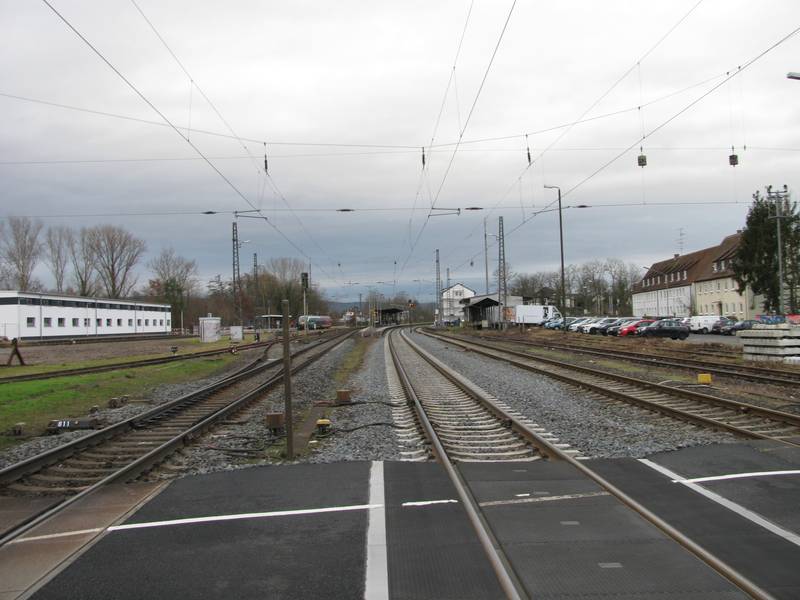 Blick vom Bahnübergang der Hanauer Landstraße in Kahl auf den Bahnhof Kahl