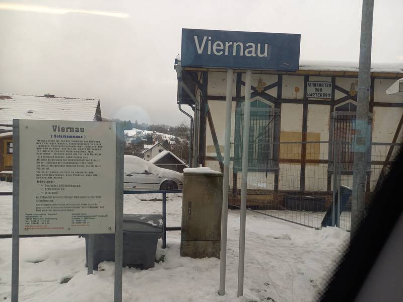Viernau (Bahnhof), die Informationstafel ist vom Zug aus zu lesen. Sehr gut gemacht.
