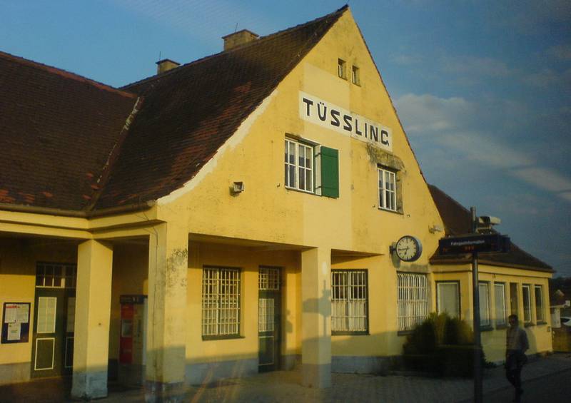 Tüßling — Bahnhofsgebäude (Bahnsteigseite).JPG
