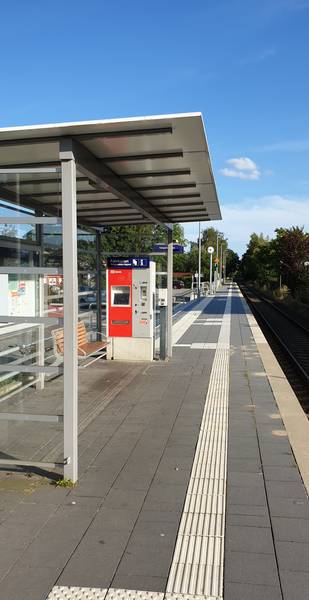 Blick auf den Bahnhof Kronshagen vom Bahnsteig aus
