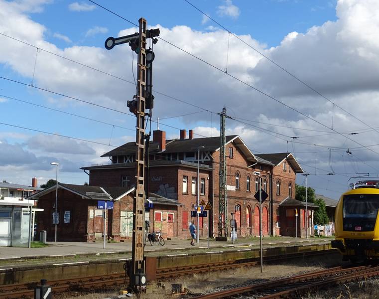 Bahnhof Grimmen, Blick von Nordwesten auf das denkmalgeschützte Empfangsgebäude