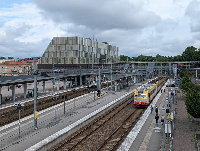 Växjö station med X11-tåg från Krösatågen på stationen.