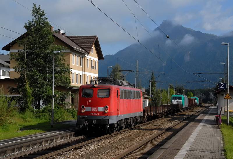 139 250 mit einen Lokzug nach Italien in Oberaudorf am Inn