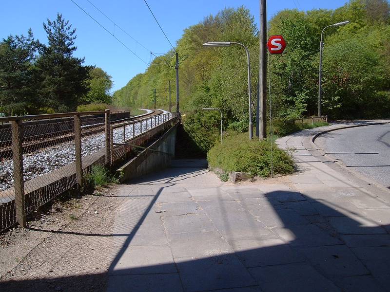 Nordbakken til tunnel under station og fællles midteropgang.