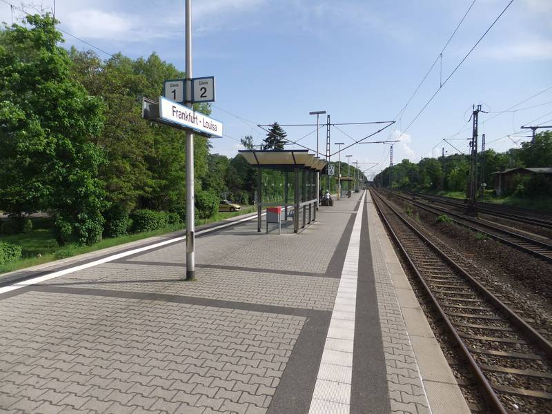 Die Bahnsteige des Bahnhofs Frankfurt-Louisa an der Main-Neckar-Eisenbahn