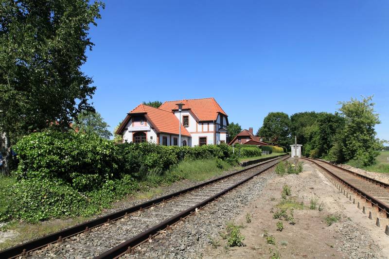 Saterland Scharrel - Eisenbahnstraße - Bahnhof + Bahn 01 ies.jpg
