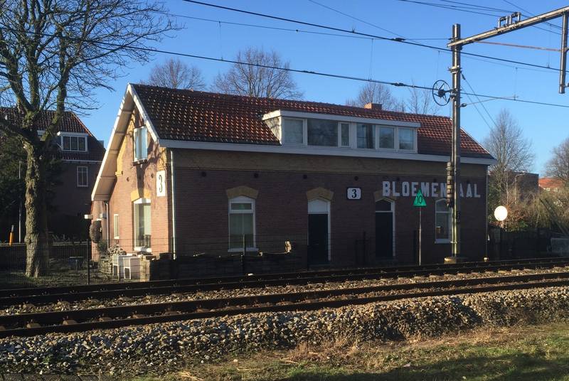 Spoorwegovergangwachtpost nummer 3 bij de Kleverlaan langs het spoor bij Bloemendaal