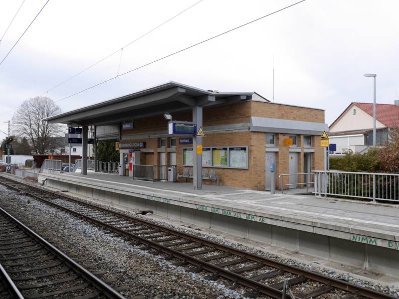 Stationsgebäude des Haltepunkts Harthaus von der Gleisseite