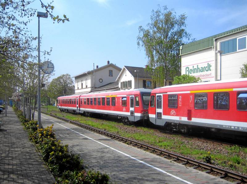 Deidesheim Bahnhof mit NW Zug.JPG