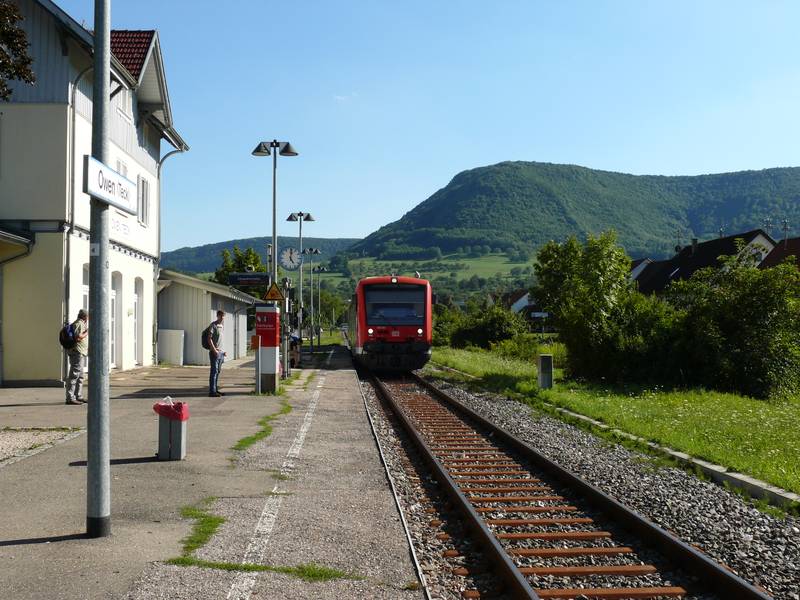 Der Haltepunkt Owen an der Teckbahn, mit einfahrendem RegioShuttle.