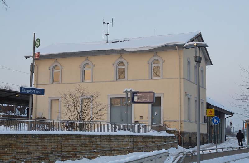 Winterlicher Bahnhof in Burgdorf (Hannover), Niedersachsen, Deutschland.