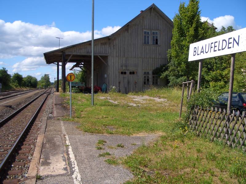 Blaufelden, Bahnhof, Bahnsteig 1, Blick auf die ehemalige Güterhalle mit Abfertigungsstelle
