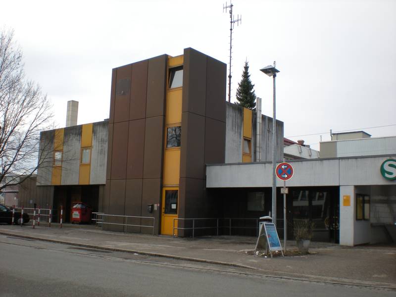Empfangsgebäude des Münchner S-Bahnhofs Höllriegelskreuth von 1978 im Jahr 2013
