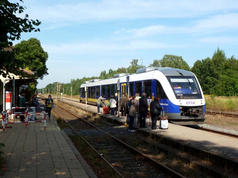 Eine Regionalbahn der Gesellschaft Erixx beim Halt am Bahnhof Munster (Örtze), Niedersachsen, DE.