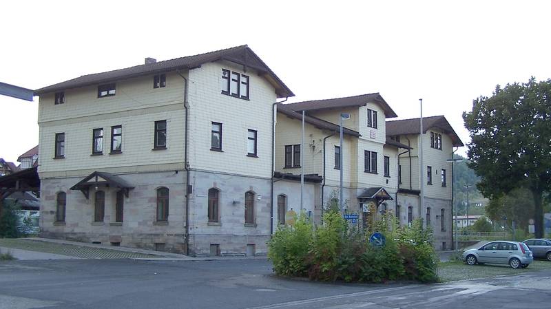 Das Hauptgebäude vom Bahnhof Hildburghausen.