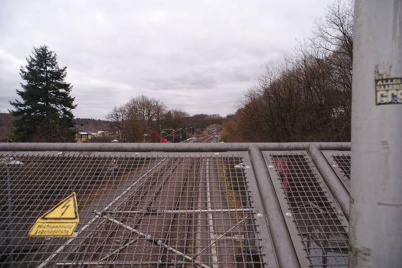 Blick auf den Bahnsteig von Fischbach-Camphausen von der Fußgängerbrücke aus.