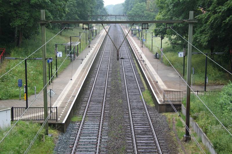 De beide perrons van station Oosterbeek gezien vanaf het viaduct Dreijenseweg.