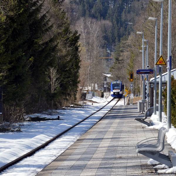 Fischbachau, Bahnhaltepunkt von Osten gesehen mit einfahrendem LINT 54.