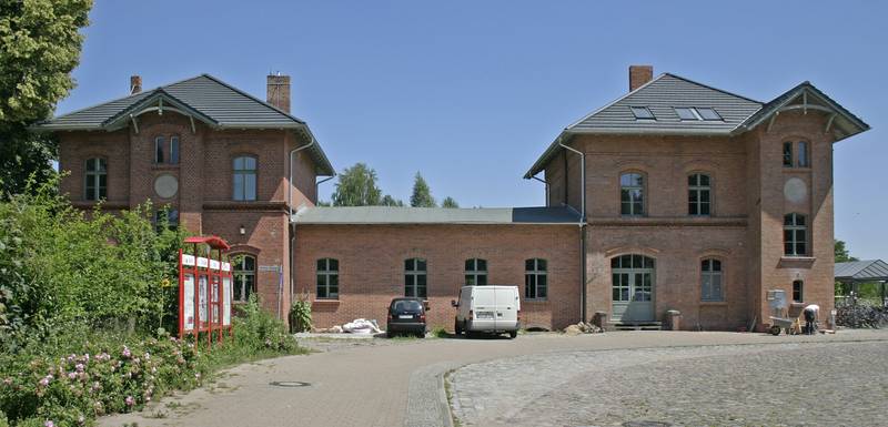 Bf Kremmen: Empfangsgebäude, Straßenseite.