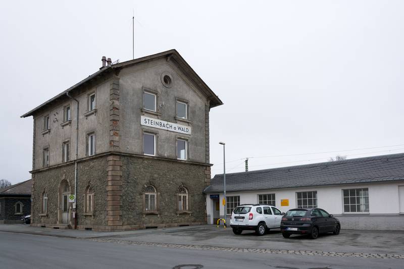 Bahnhof Steinbach am Wald – Hauptgebäude und Eingang Unterführung
