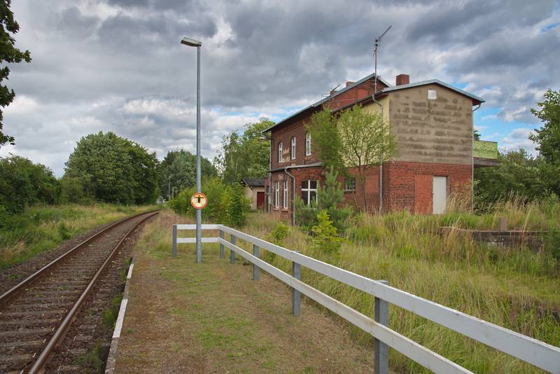 Bahnsteig und Empfangsgebäude - Haltepunkt Jabel.jpg