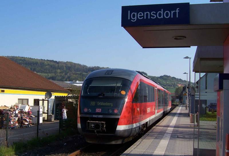 Triebwagen der Baureihe 642 im Haltepunkt Igensdorf.