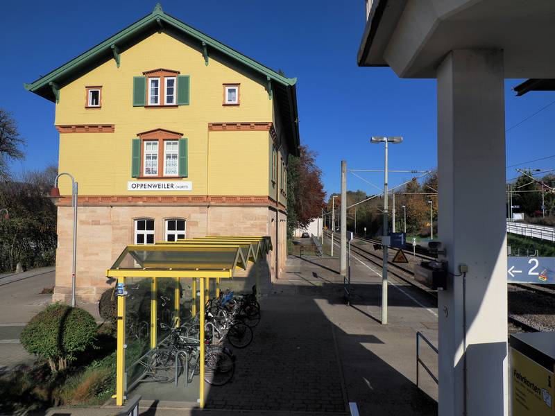 Bahnhof Oppenweiler, Rems-Murr-Kreis, Deutschland.  Bahnhofsgebäude und Bahnsteig 1.