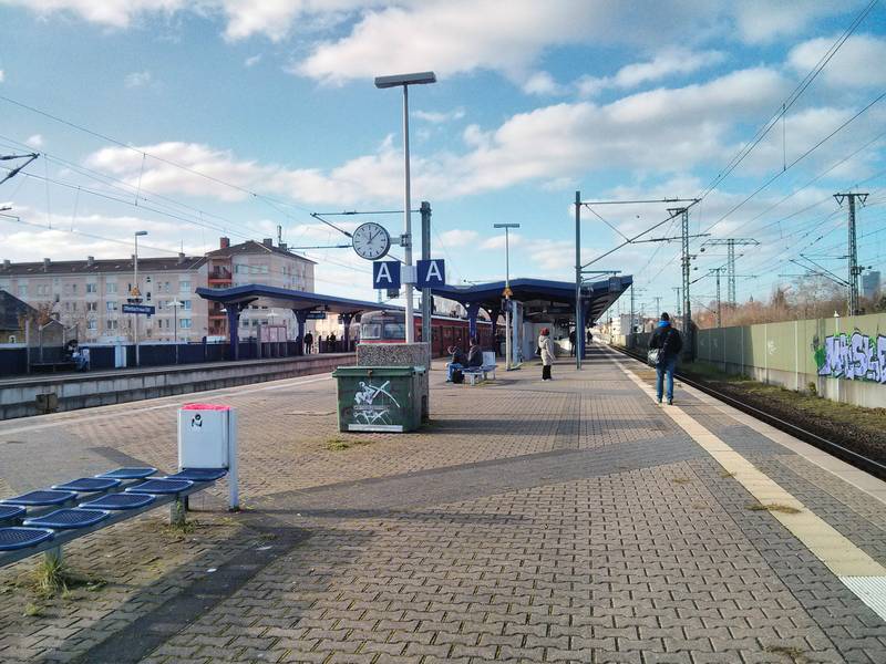 S-Bahnhof Offenbach (Main) Ost mit Linie S8 nach Offenbach Ost auf Gleis 2.