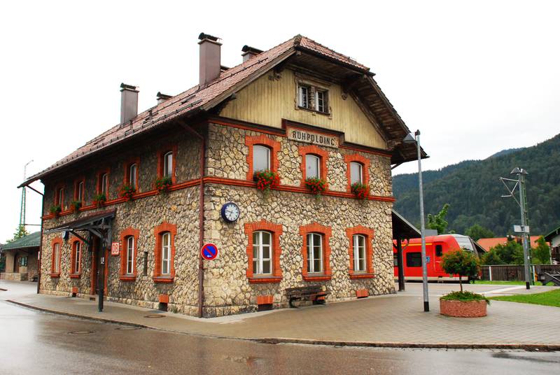 Ruhpolding Bahnhof Südwestfront.jpg