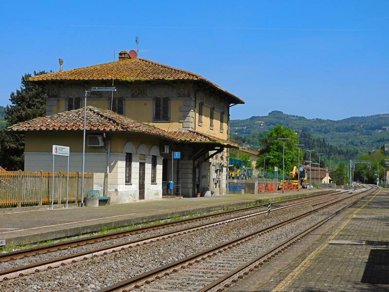 Il piazzale binari, il fabbricato viaggiatori e l'ex buffet della stazione di Fiesole-Caldine