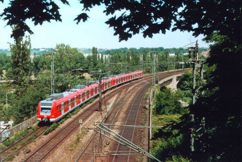 DB AG multiple unit of type 423, location: Stuttgart (Neckar bridge)