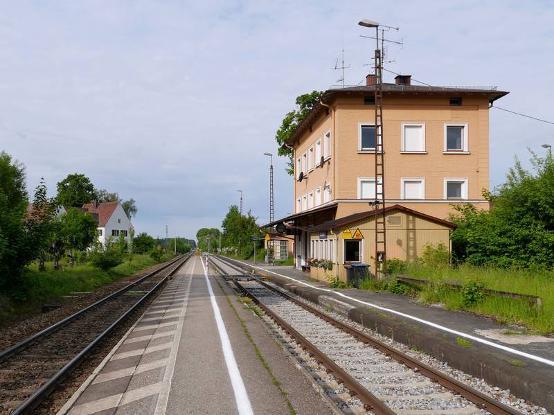 Bahnsteige und Empfangsgebäude des Bahnhofs Hörlkofen, Ansicht von Nordosten